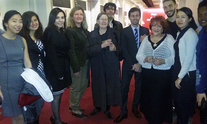 Deputy Consul of Perú Annie Saucedo, President of the Chicago Chapter of the Fulbright Association Mary Mares-Awe. Jane Florine, Elio Leturia, Deputy Consul of Argentina Marcelo Boffi, singer Alba Guerra and musician Juan Ignacio Jones surrounded by Fulbright scholars.